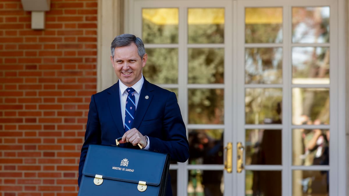 Miñones defiende la sanidad pública en su toma posesión como ministro