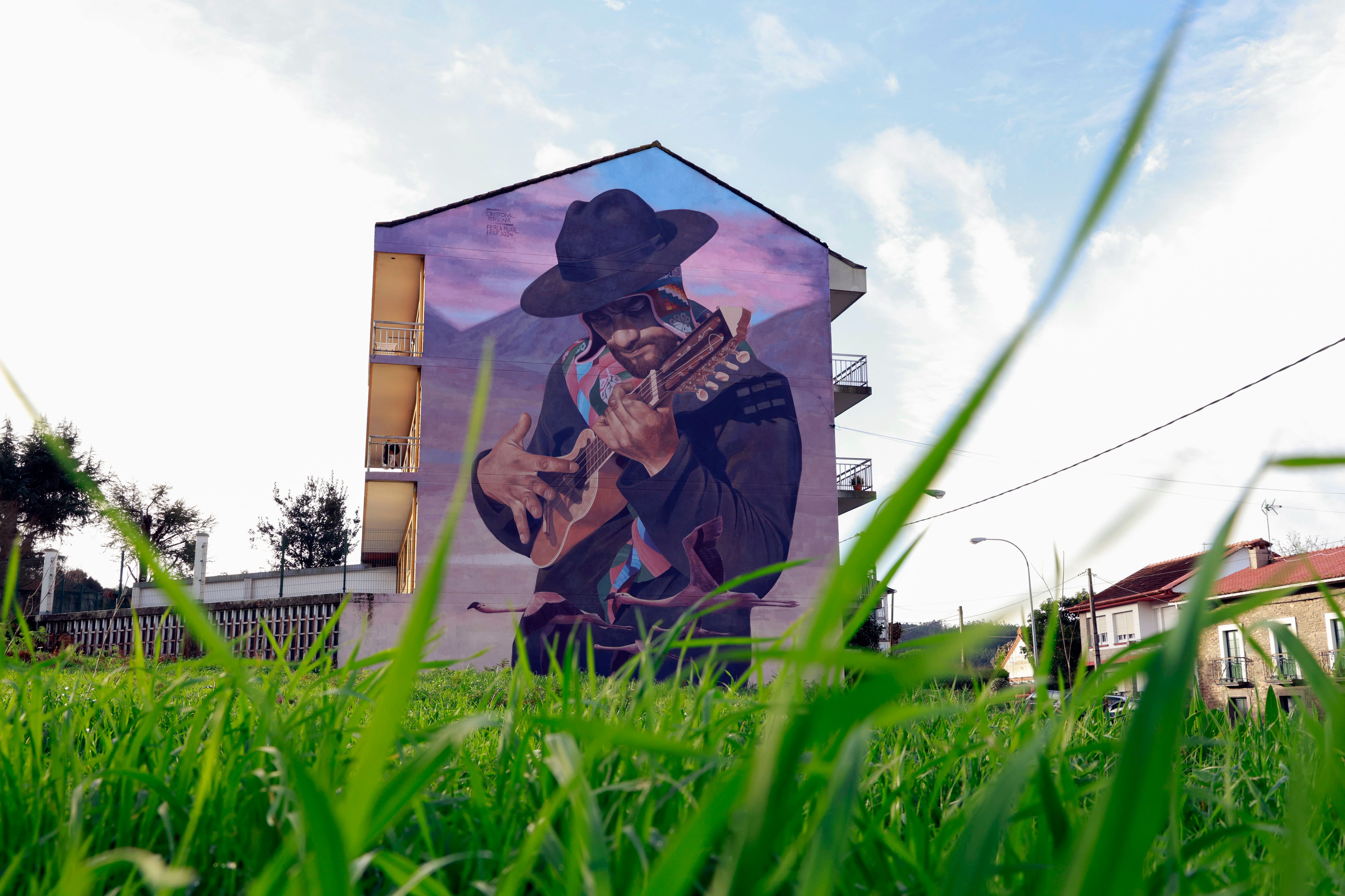 Vista del mural en la localidad de Fene realizado por el chileno Cristóbal Persona, titulado &#039;Charanguista Andino&#039;, en el que el artista representa a un músico indígena tocando una pequeña guitarra (foto: Kiko Delgado / EFE)