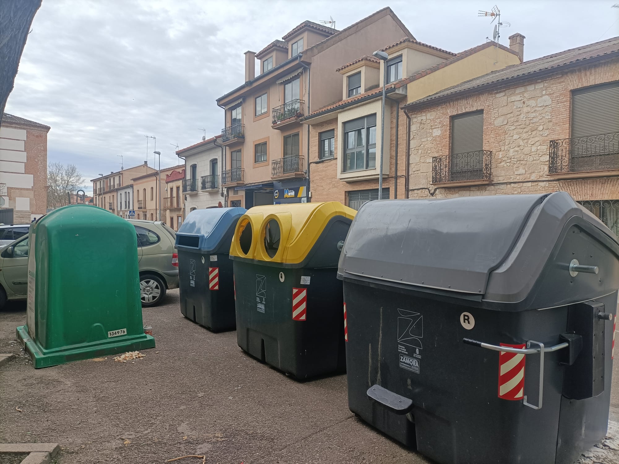 Contenedores de basura en la zona de Cabañales de la capital