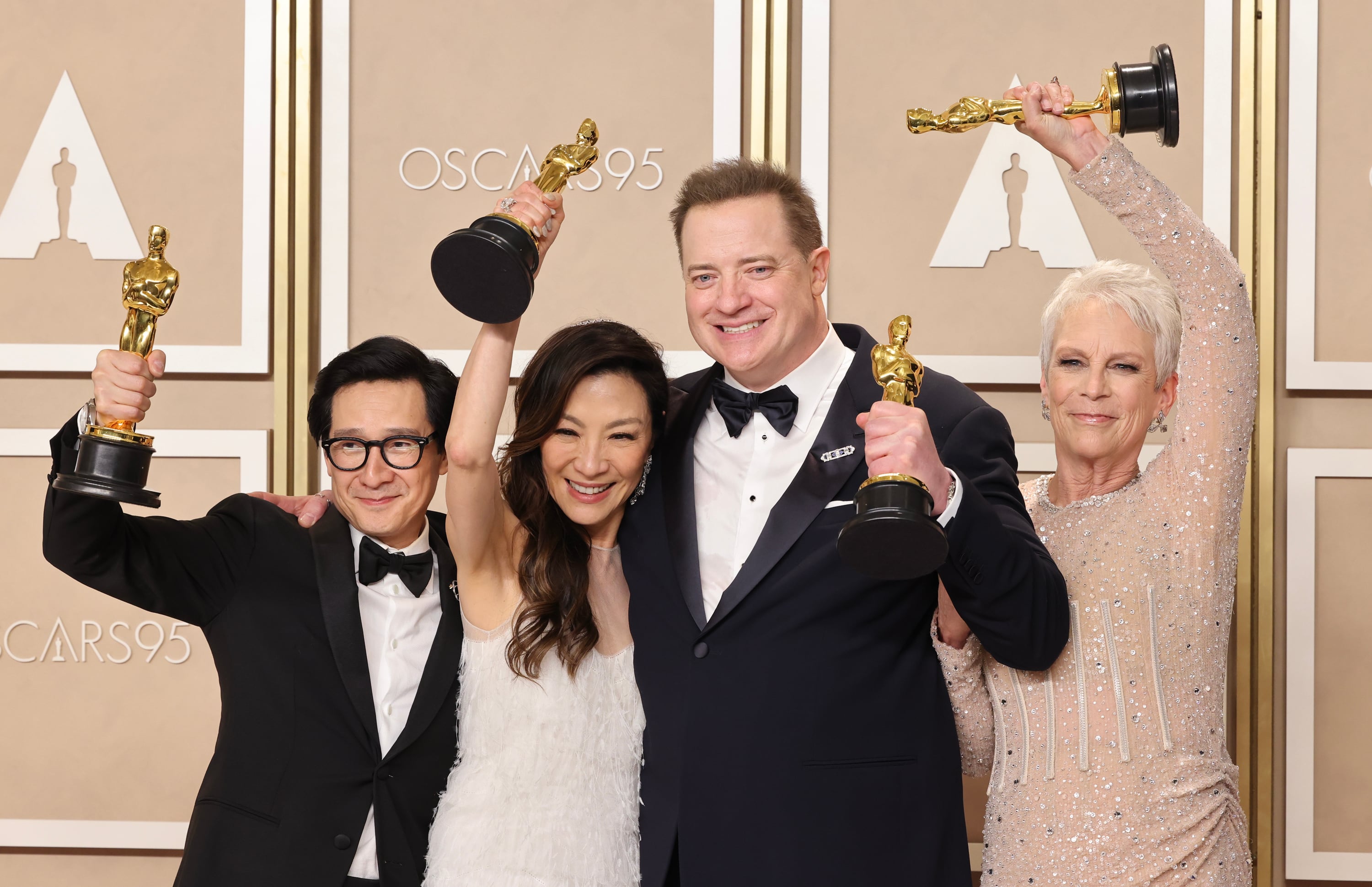 Los grandes ganadores de los Premios Oscars 2023 posan juntos con sus estatuillas, (i-d) Ke Huy Quan, Michelle Yeoh, Brendan Frase y Jamie Lee Curtis.