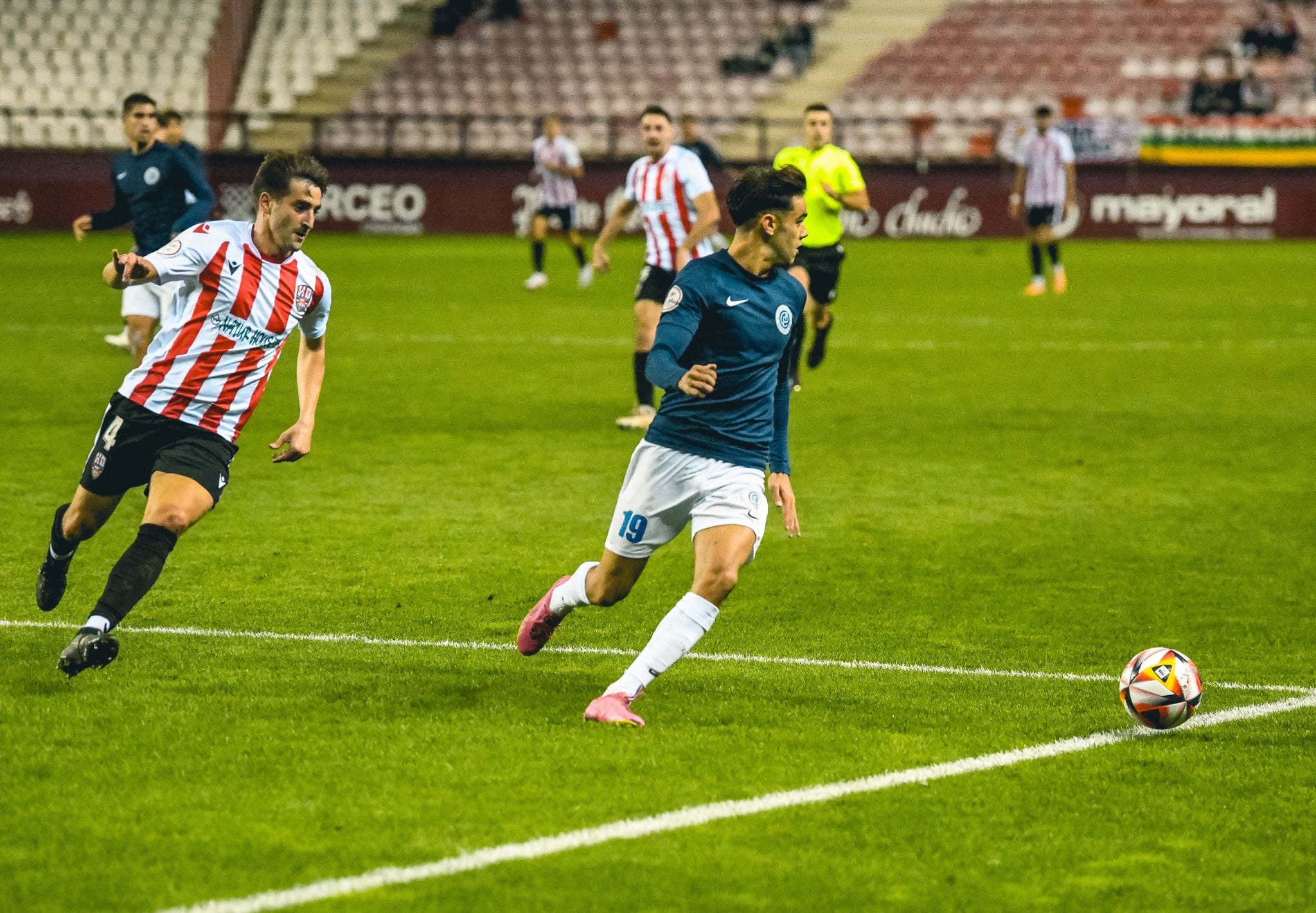 Víctor Valverde conduce la pelota ante la mirada de Cristian Fernández / CF Badalona Futur