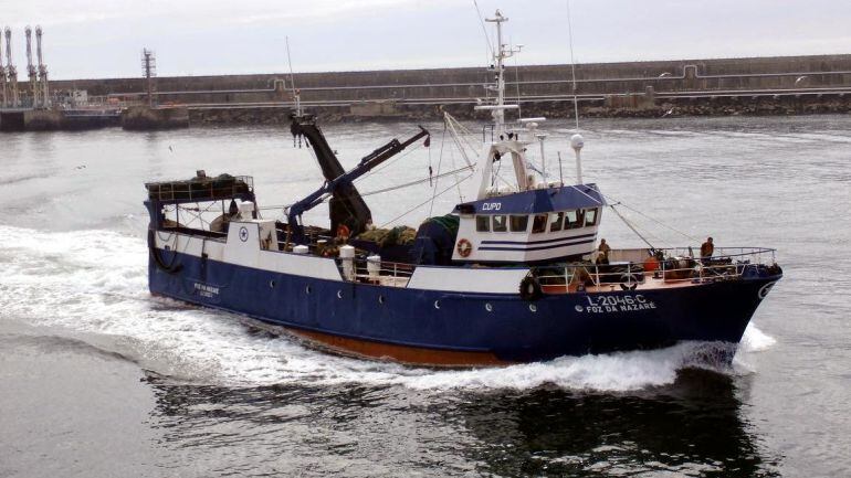 Imagen de un barco pesquero navegando