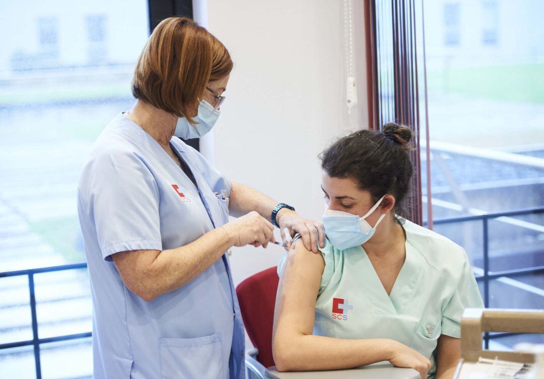 Un trabajadora sanitaria inyecta la segunda dosis de la vacuna