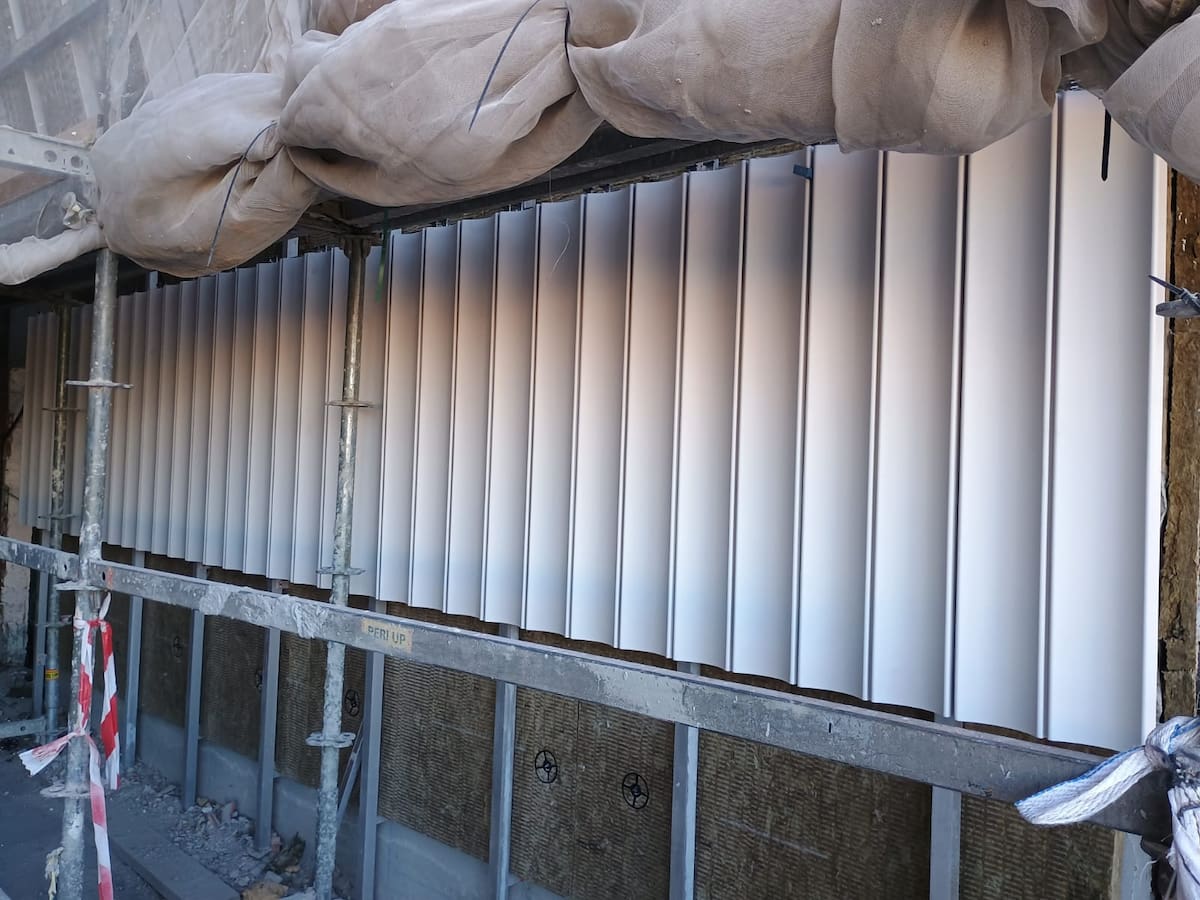 Empieza la instalación de la nueva fachada del edificio calcinado de Campanar