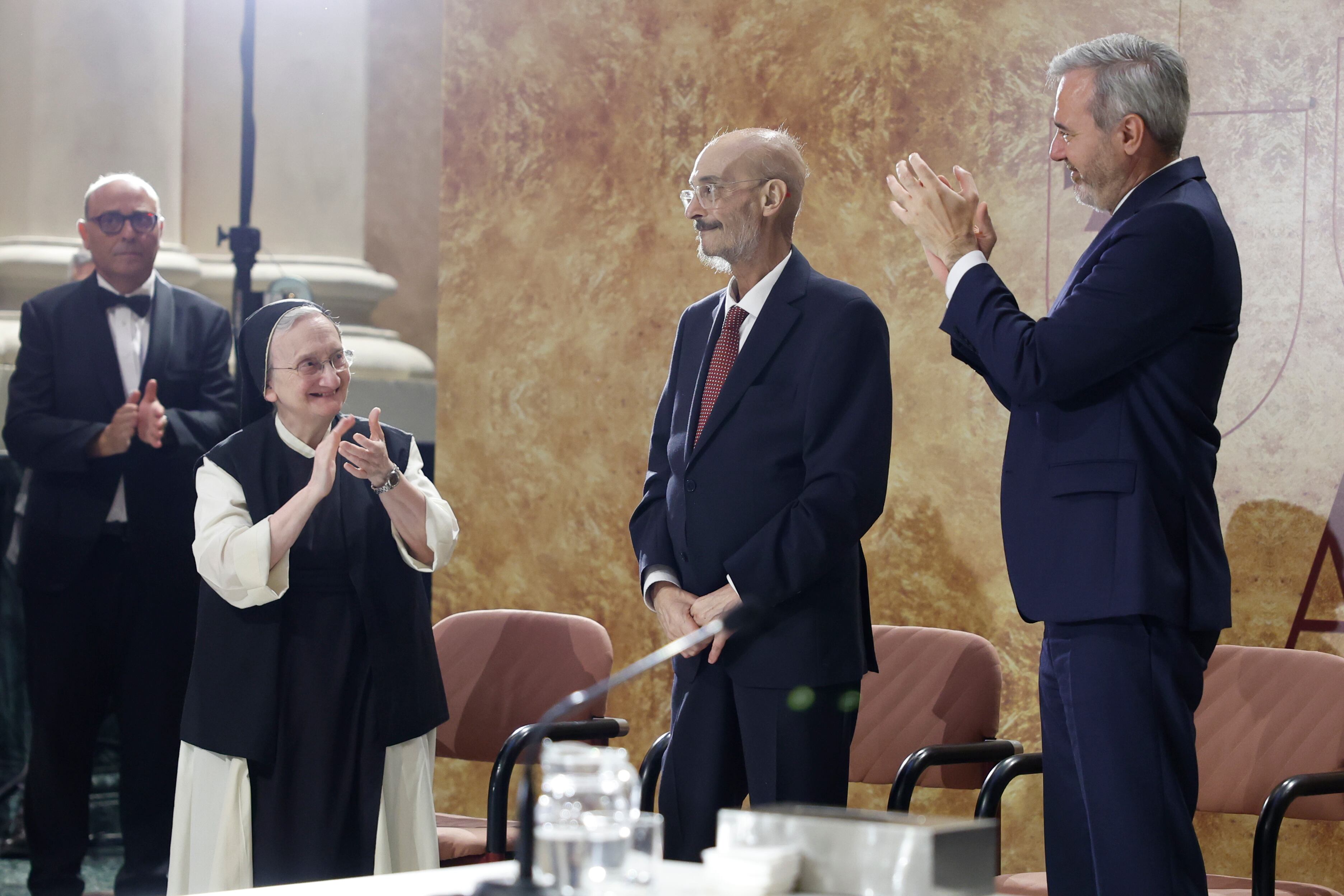 ZARAGOZA, 10/07/2025.- El presidente del Gobierno de Aragón, Jorge Azcón (d), participa en el acto de entrega del retrato de su antecesor, Javier Lambán (c) realizado por la monja pintora Isabel Guerra (i), este jueves. EFE/ Javier Cebollada