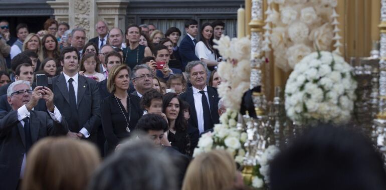 Los ministros de Defensa, María Dolores de Cospedal y de Interior, Juan Ignacio Zoido contemplan desde uno de los palcos del ayuntamiento de Sevilla uno de los pasos de palio que procesionaron el Sábado Santo por las calles de la capital andaluza.