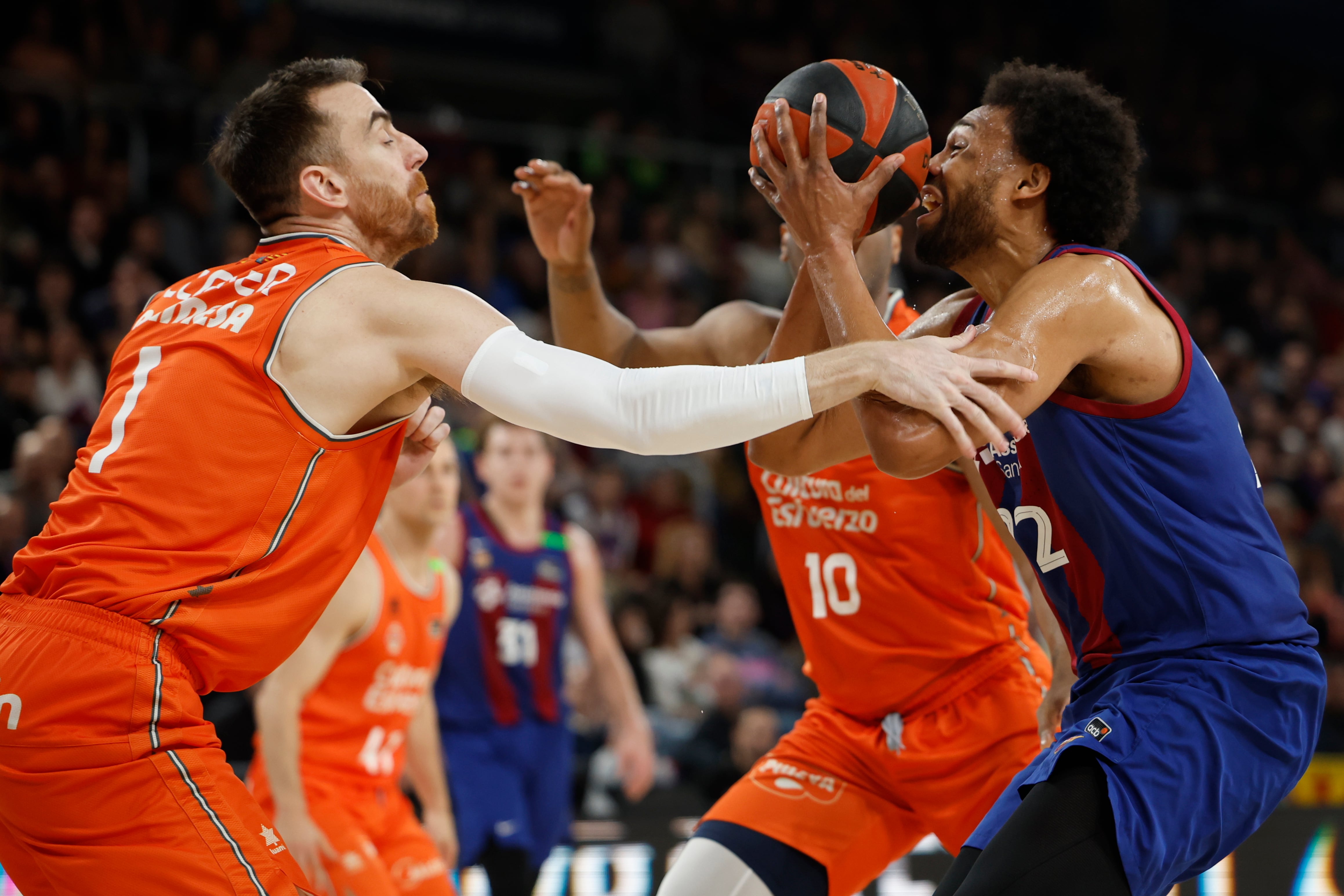 BARCELONA, 04/02/2024.- El ala-pívot del Barcelona Jabari Parker (d) juega un balón ante Víctor Claver, del Valencia, durante el partido de la Liga Endesa de baloncesto que FC Barcelona y Valencia Basket disputan este domingo en Barcelona. EFE/Alberto Estévez