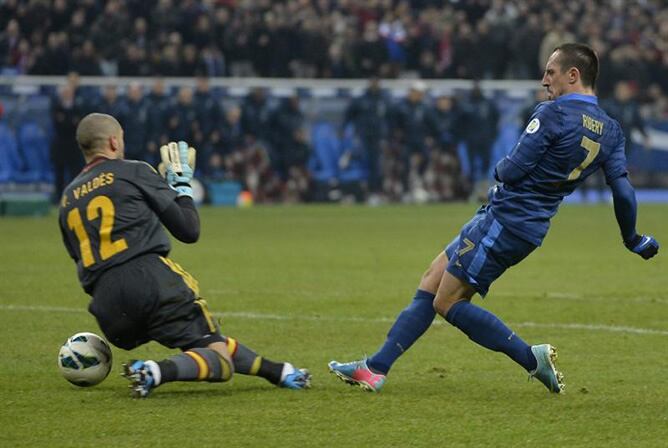 El portero de la selección española Víctor Valdés detiene el disparo del delantero de la selección francesa Franck Ribery durante el partido clasificatorio para el Mundial de Brasil 2014 disputado en el estadio de Francia de Saint Denis.