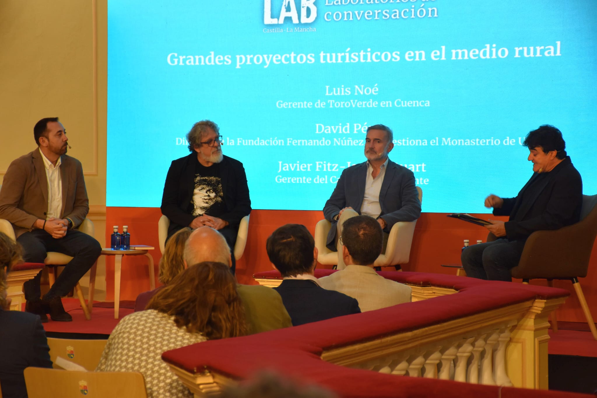 Luis Noé (i) durante la mesa redonda en el Laboratorio de Conversación de la Cadena SER en Cuenca