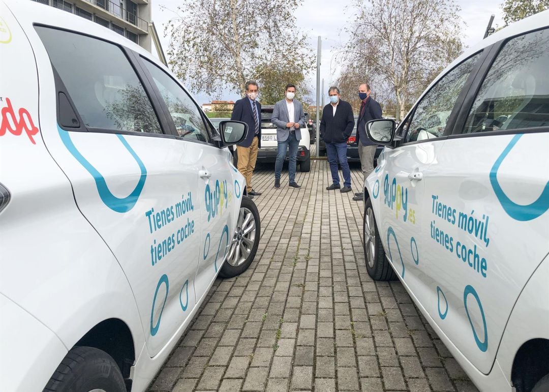 El consejro de Industria, Fracisco Martín y represnetantes de Guppy, con coches eléctricos