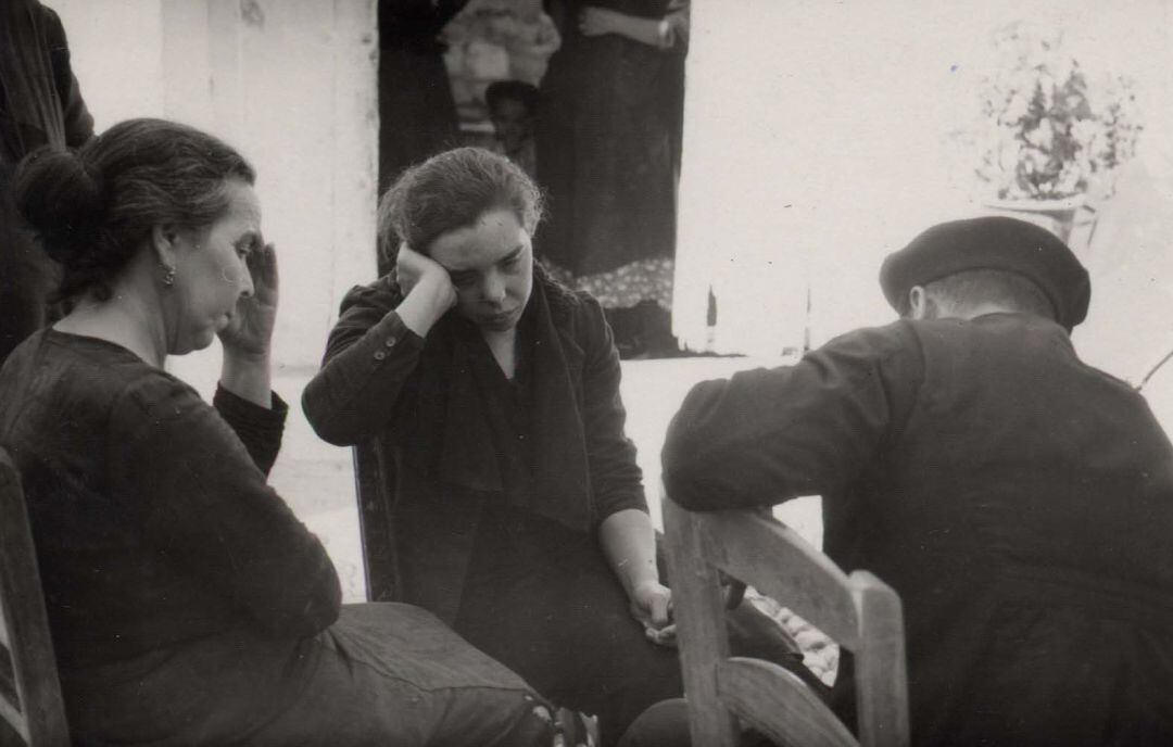 Familiares de las víctimas del bombardeo del 7 de noviembre en Cabra