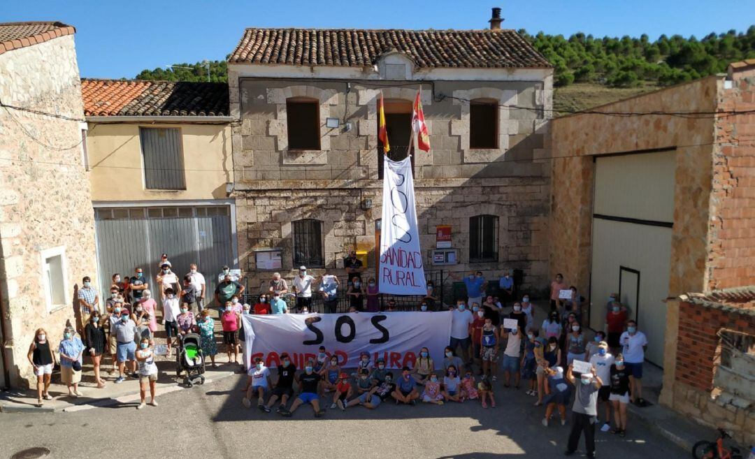 Los vecinos de Pilnillos de Esgueva protestan contra las carencias sanitarias