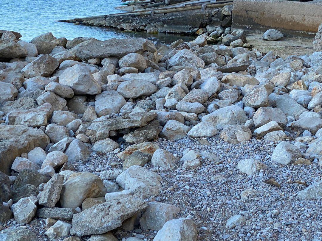 Las rocas se acumulan en la playa.