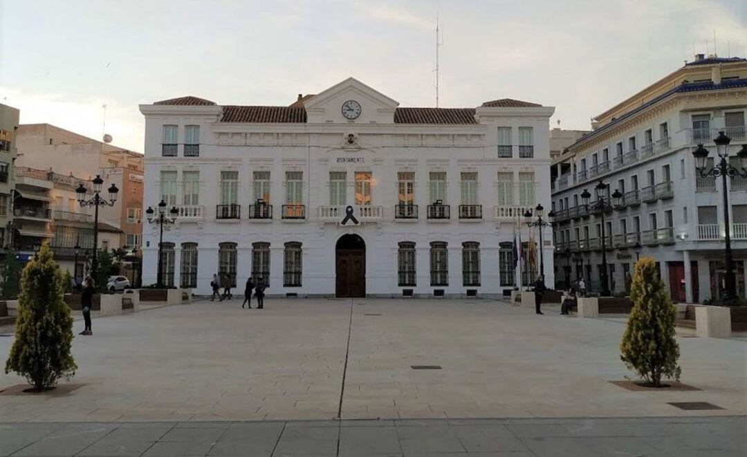 El ayuntamiento de Tomelloso, durante el pasado mes de mayo, con crespón negro en memoria de las víctimas