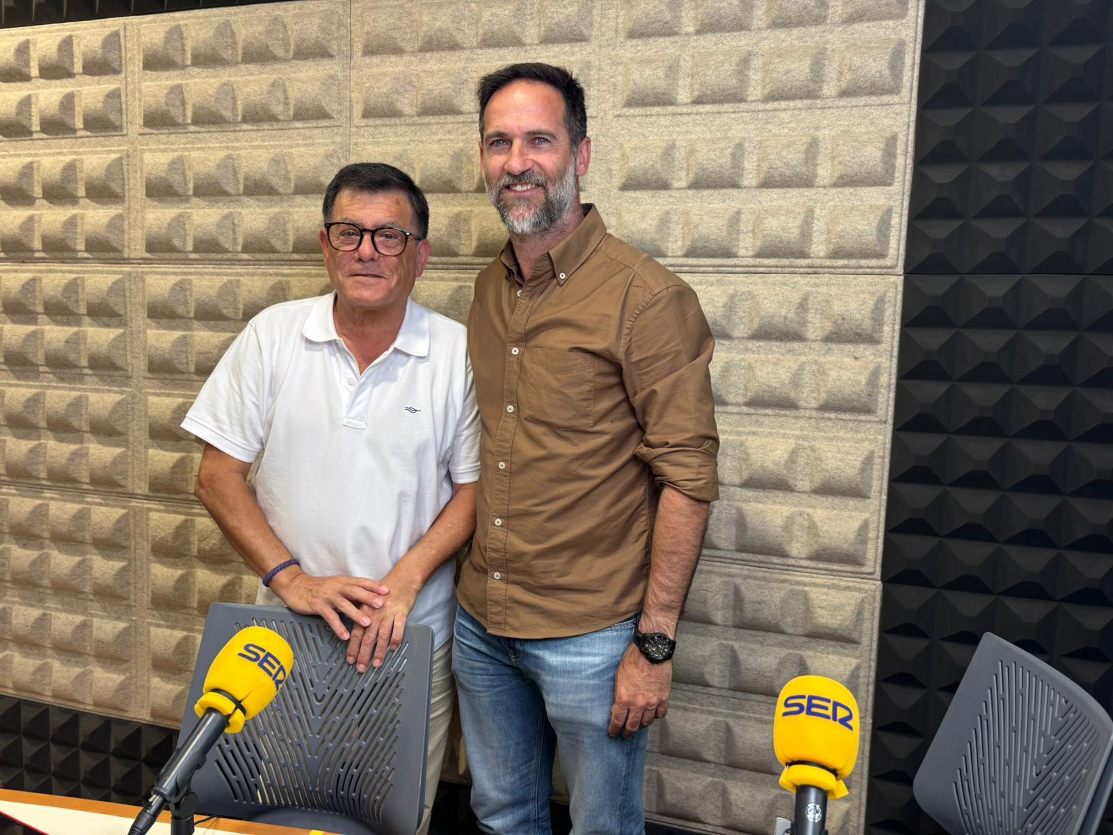 Abel Segovia (director deportivo del Ciudad de Morón y el colaborador deportivo Jorge Cruces