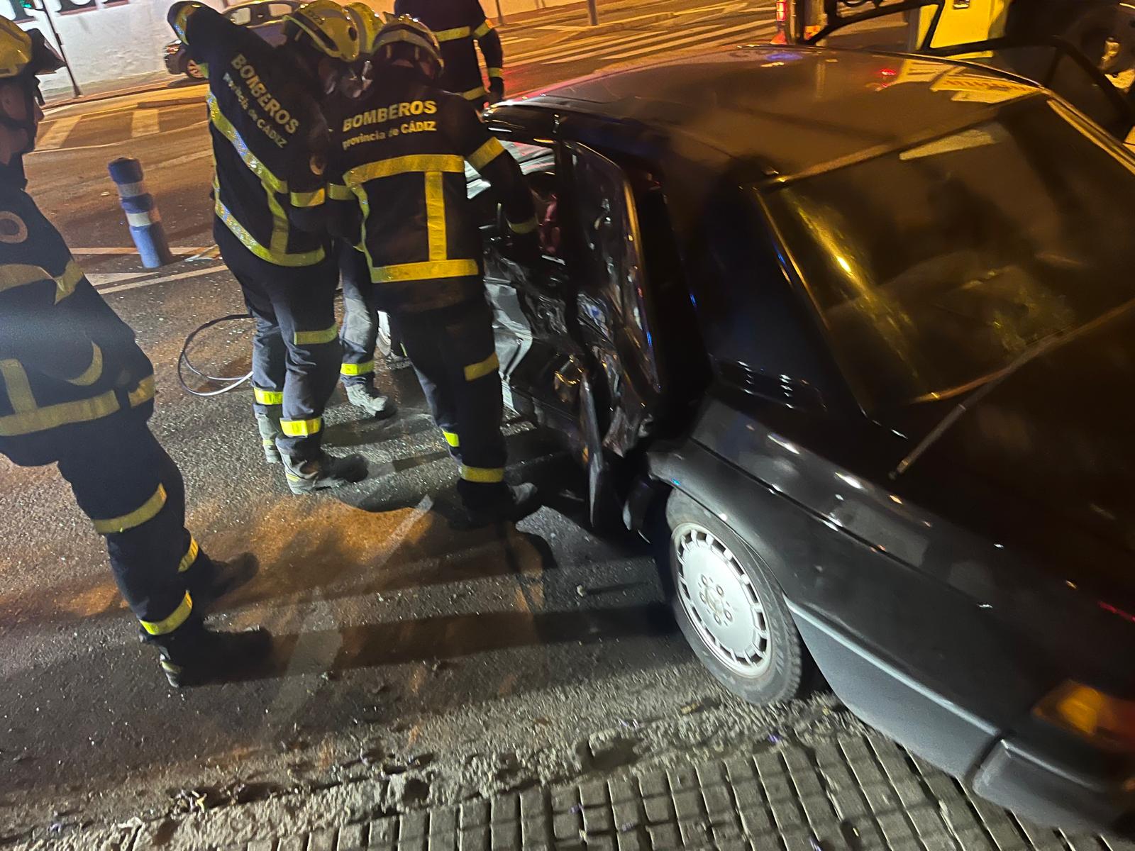 Los bomberos durante su intervención en la zona de Ermita de Guía, Jerez