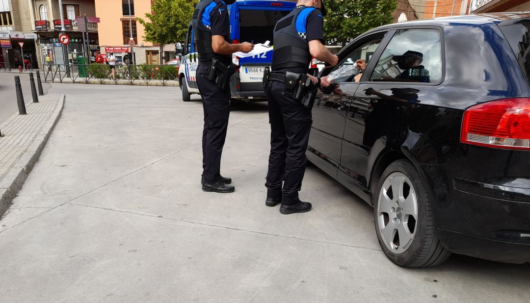 Agentes de la Policía Municipal en uno de los controles efectuados en la campaña de vigilancia de alcohol y drogas al volante