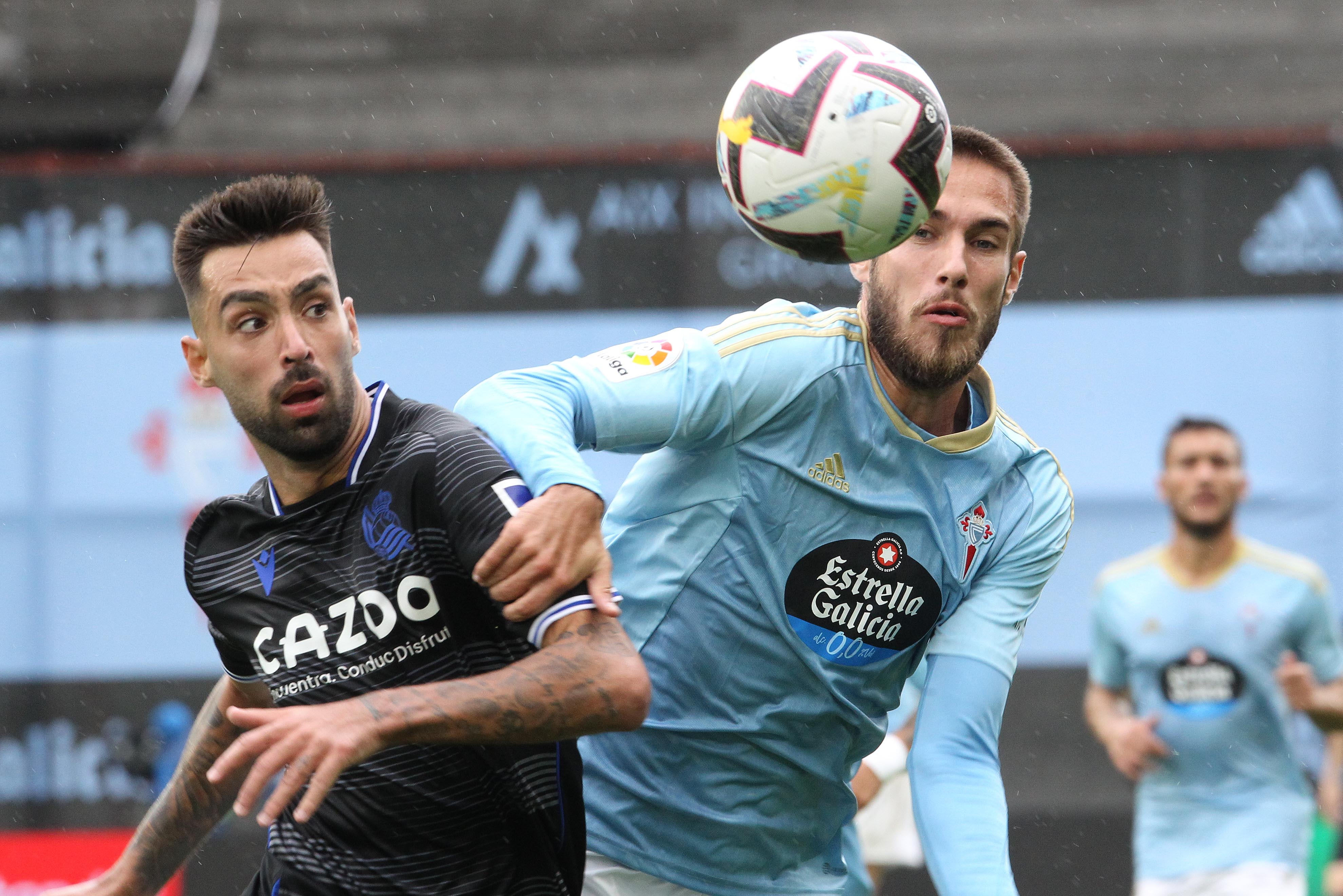 VIGO, 16/10/2022.- El jugador del Celta de Vigo Óscar Mingueza pugna por un balón con el jugador de la Real Sociedad Brais Méndez, durante el partido de la jornada 9 de LaLiga Santander celebrado este domingo en el estadio Balaídos de Vigo. EFE / Salvador Sas
