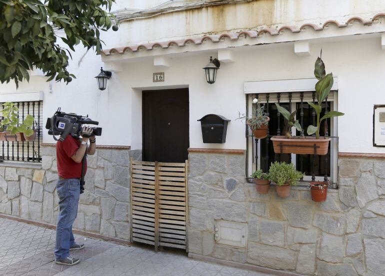 Exterior de la vivienda en la calle García de Camona, en la barriada de Pablo VI, en la que se ha producido una pelea familiar entre dos hermanos; según fuentes policiales uno de los hermanos, ya detenido, mantuvo una fuerte discusión con su hermano, en e