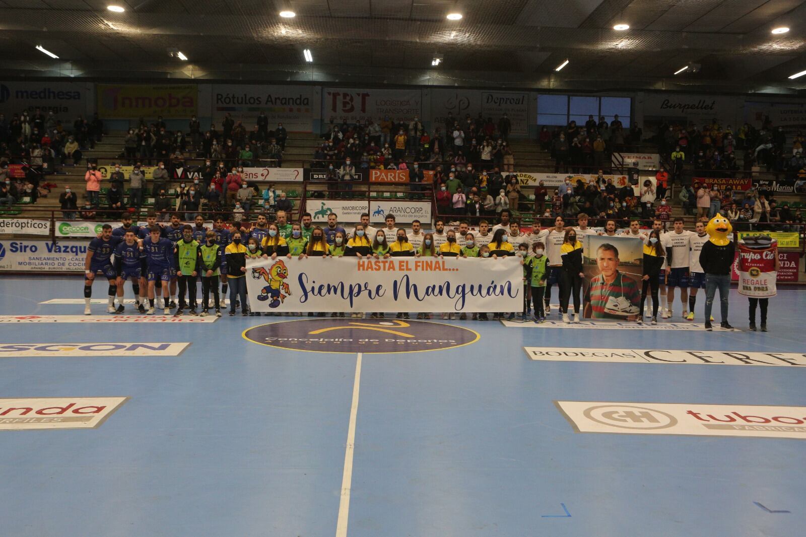 Imagen de archivo del homenaje a Santiago Manguán en el polideportivo que lleva su nombre