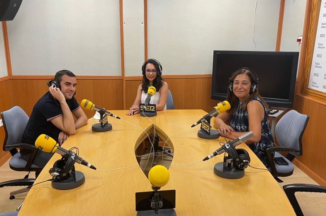 Juanma Sevilla, Cristina Castellanos y Justina Gómez, en el estudio de Radio Albacete