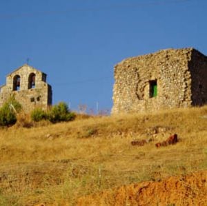 Iglesia y torreón medieval de Chumillas.