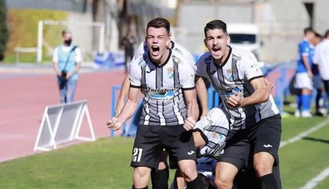 Guti celebra un gol con el Xerez