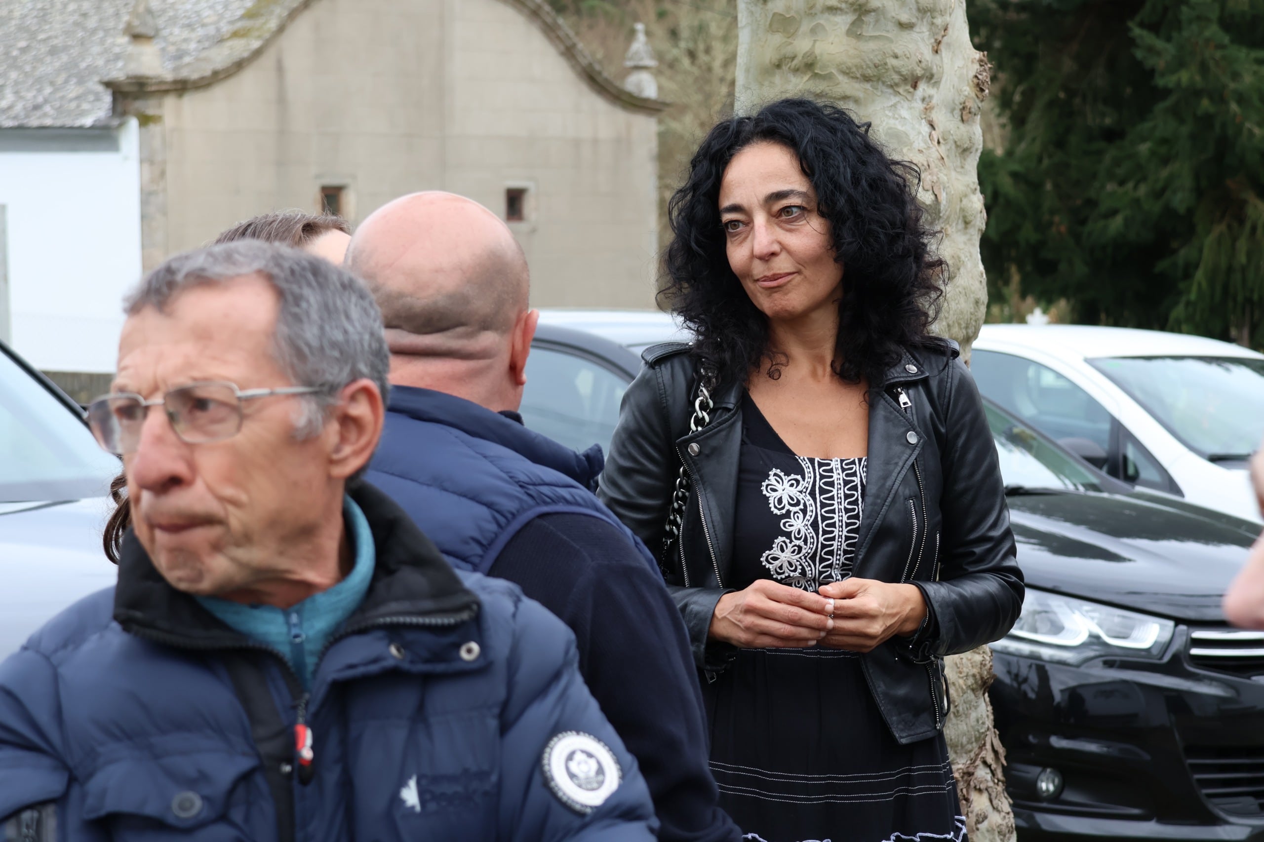 La edil socialista Ana Abelleira con unos vecinos