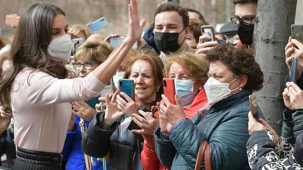 La reina saludando a la población en un acto institucional