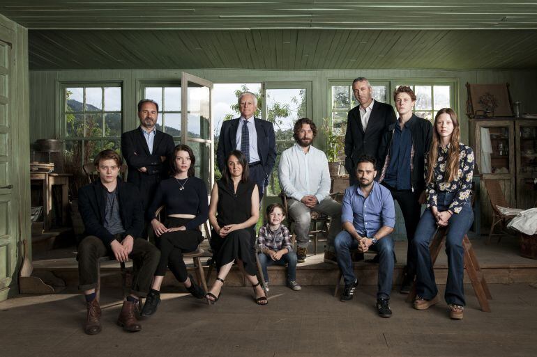 Foto de familia en el rodaje de Marrowbone en Pravia, Asturias, con el productor J.A. Bayona, el director Segio Sánchez y el consejero delegado de Mediaset, Paolo Vasile