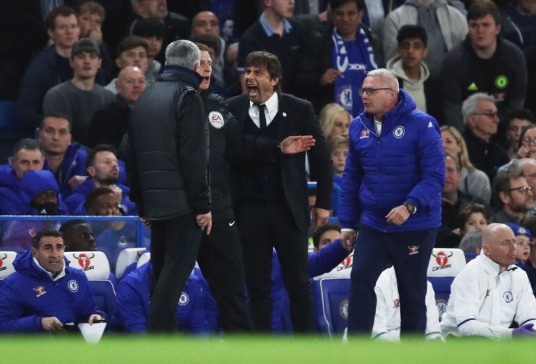 Conte se encara con Mourinho.