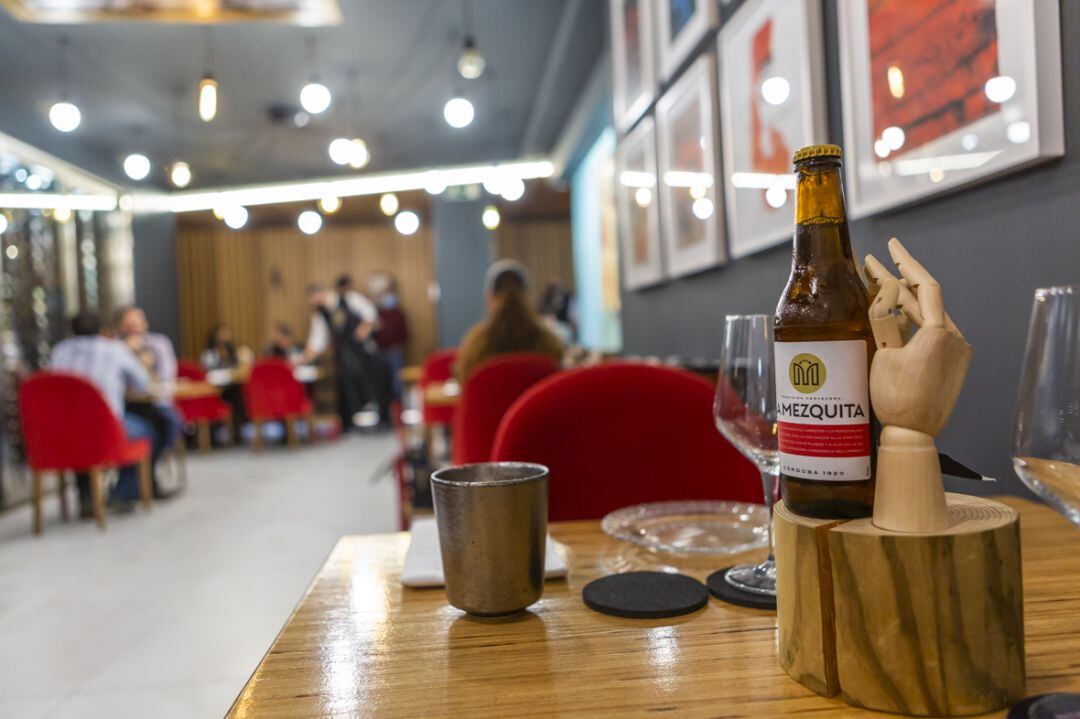 Un botellín de cerveza La Mezquita, en el restaurante ReComiendo