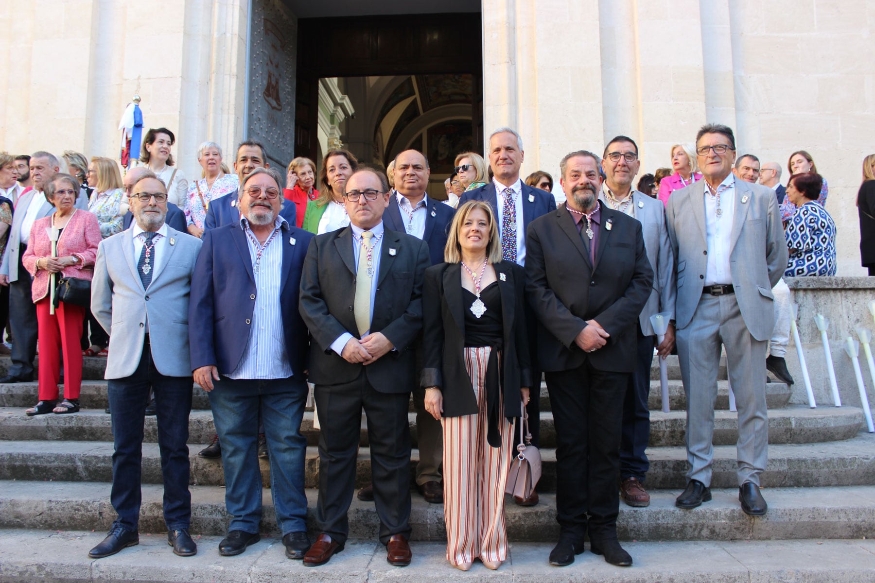 El cuerpo de mayorales en las escaleras de la iglesia de Santa María antes de iniciarse la procesión del Corpus