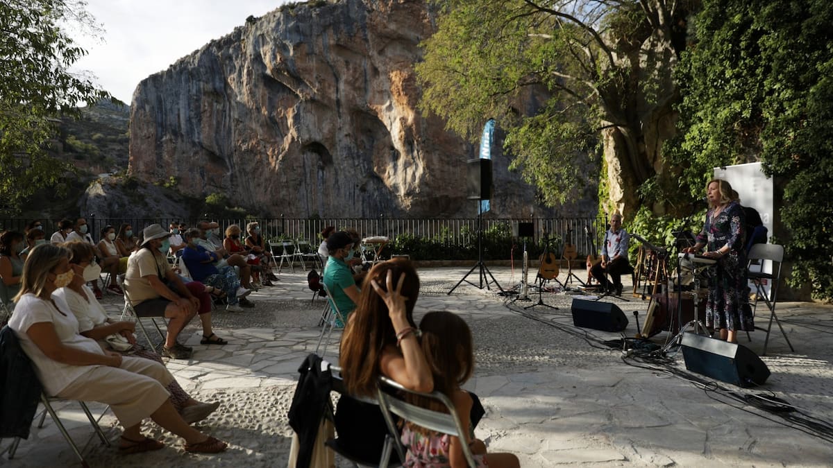 Olga y los Ministriles deslumbran en el Festival SoNna en Alquézar con sus canciones en aragonés