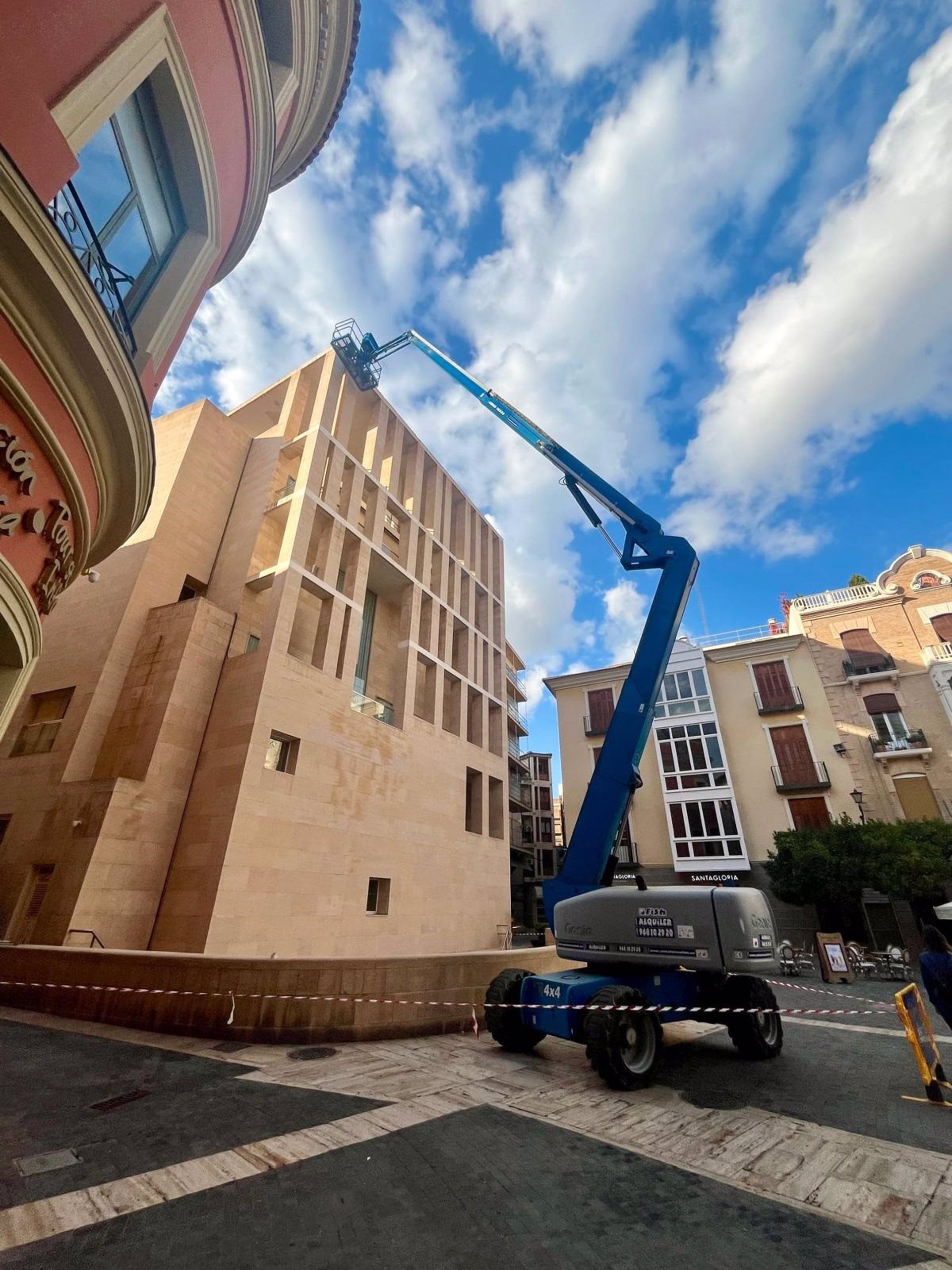 13/11/2024 Imagen de las tareas realizadas en el edificio Moneo.

Coincidiendo con su 25 aniversario el edificio Moneo de Murcia, anexo a la Casa Consistorial, se está sometiendo a diferentes acciones para su adecuado mantenimiento y mejora de su estética, según han informado fuentes municipales en una nota de prensa.

POLITICA ESPAÑA EUROPA MURCIA SOCIEDAD
AYUNTAMIENTO DE MURCIA
