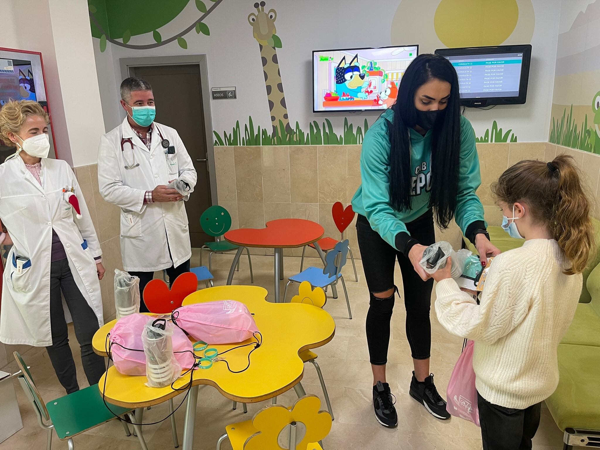 La pívot del CAB Estepona Ana Pocek con los niños del hospital de Estepona