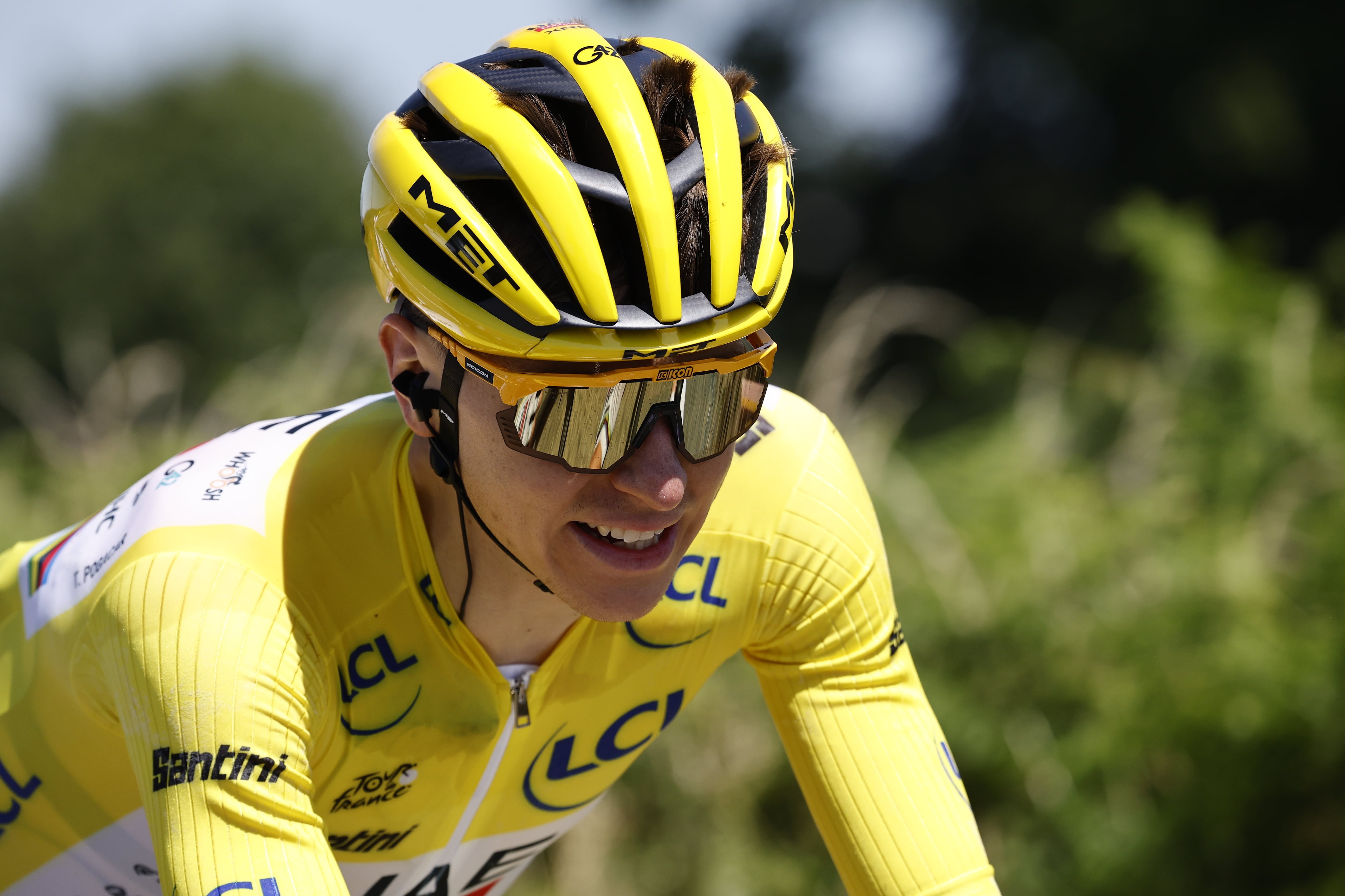 Tadej Pogacar viste de amarillo en la sexta etapa del Tour