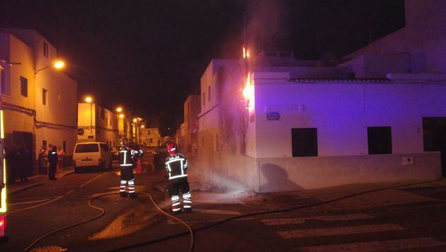 Los bomberos apagando las llamas que afectaban a la vivienda en Titerroy.