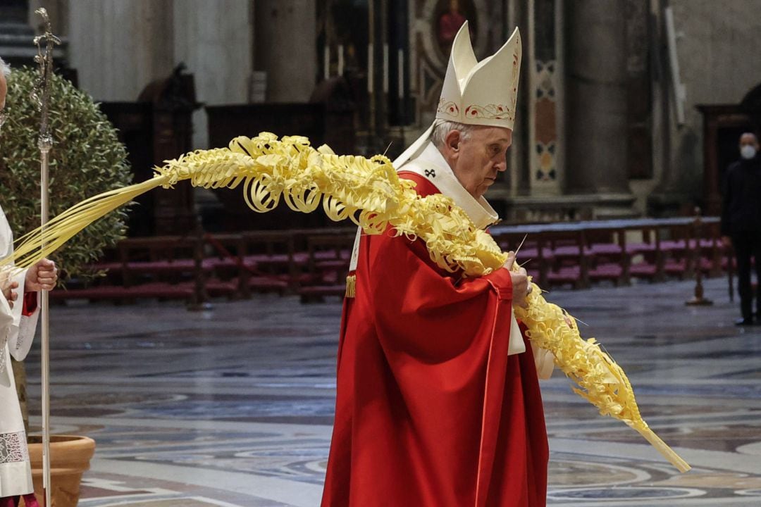 El papa Francisco celebra la misa del Domingo de Ramos en la Basílica de San Pedro