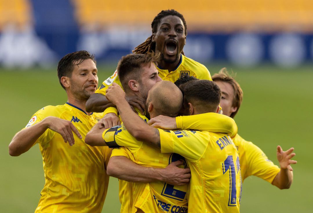 Iván Martínez celebrando el gol ante el Tenerife con sus compañeros del AD Alcorcón.