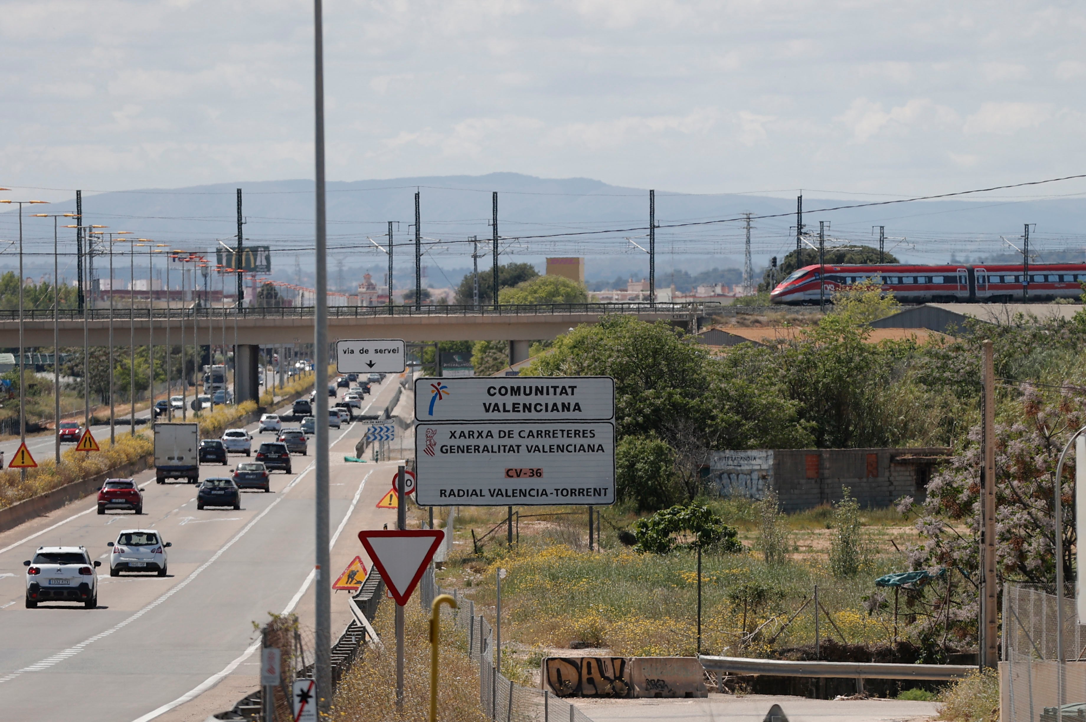 Un tren de Alta Velocidad permanece parado el las vías en Valencia, este lunes durante el masivo apagón sufrido por el sistema eléctrico en España.