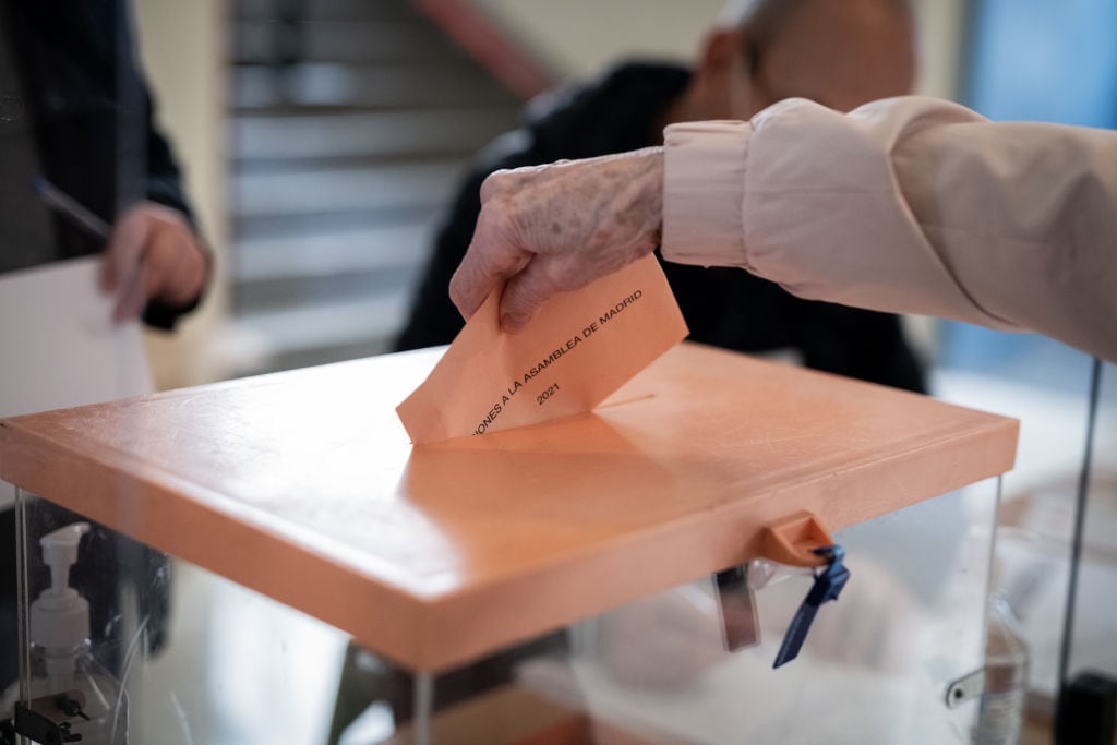 Una electora vota en su colegio electoral.