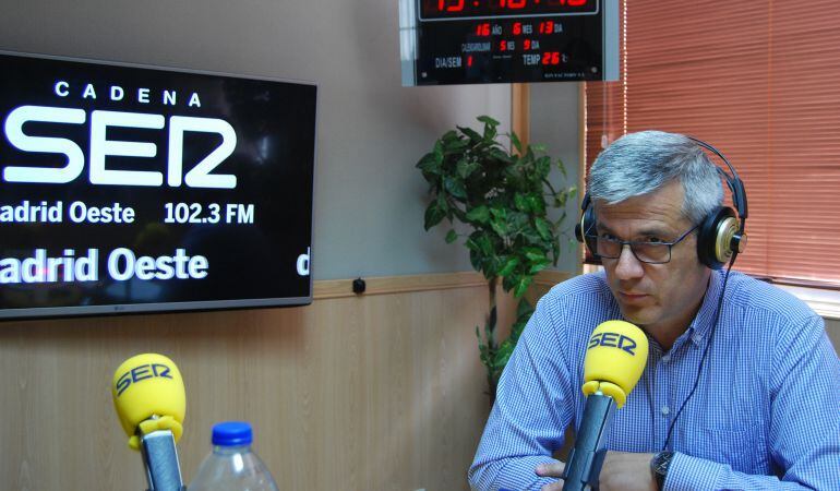 El alcalde de Móstole y senador por Madrid, David Lucas, en los estudios de Ser Madrid Oeste (archivo)