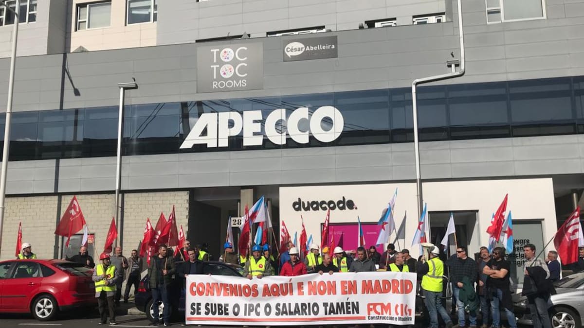 Trabajadores de la construcción se concentran ante la sede de la patronal en demanda de aumento de salarios