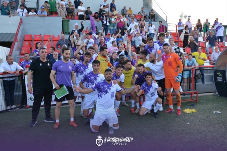 Victoria muy importante la conseguida por el Real Jaén que los jugadores quisieron celebrar junto a los aficionados jiennenses que se desplazaron para presenciar el partido