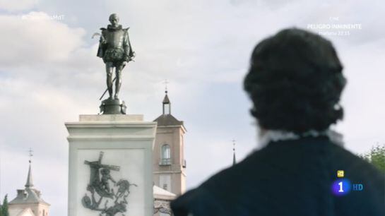 Cervantes (Pere Ponce) mira la estatua que Alcalá de Henares le ha dedicado