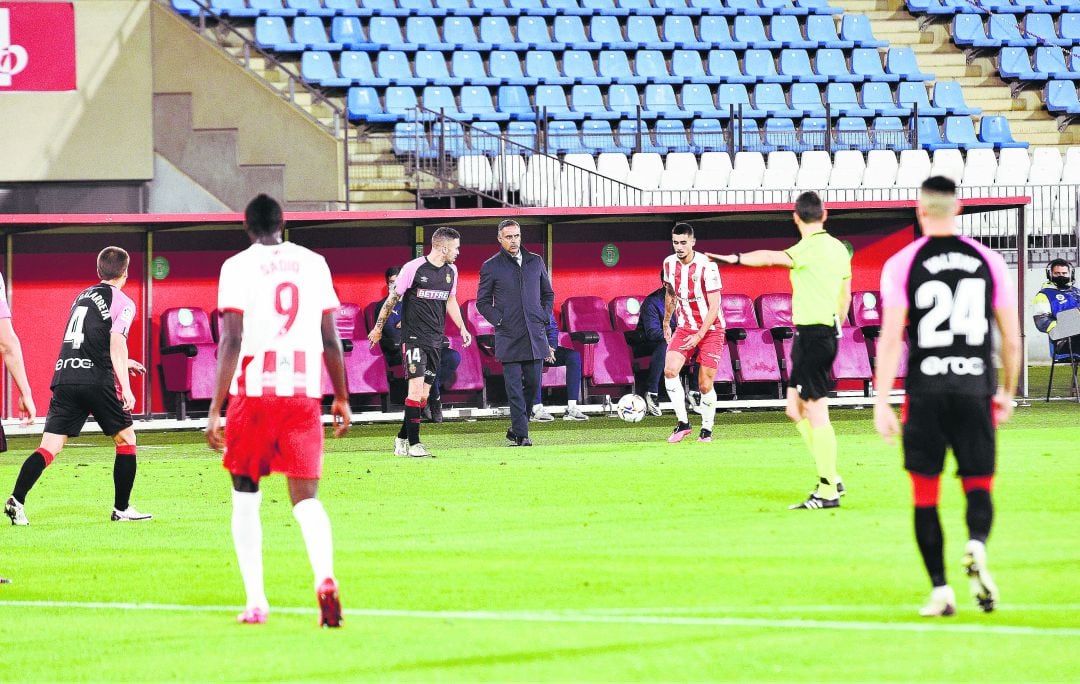 José Gomes pendiente de una jugada de Chumi en el primer tiempo.