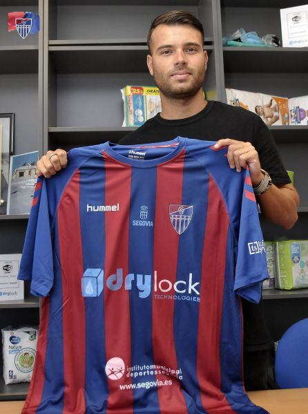 Iván Sales posa con la nueva camiseta durante su presentación