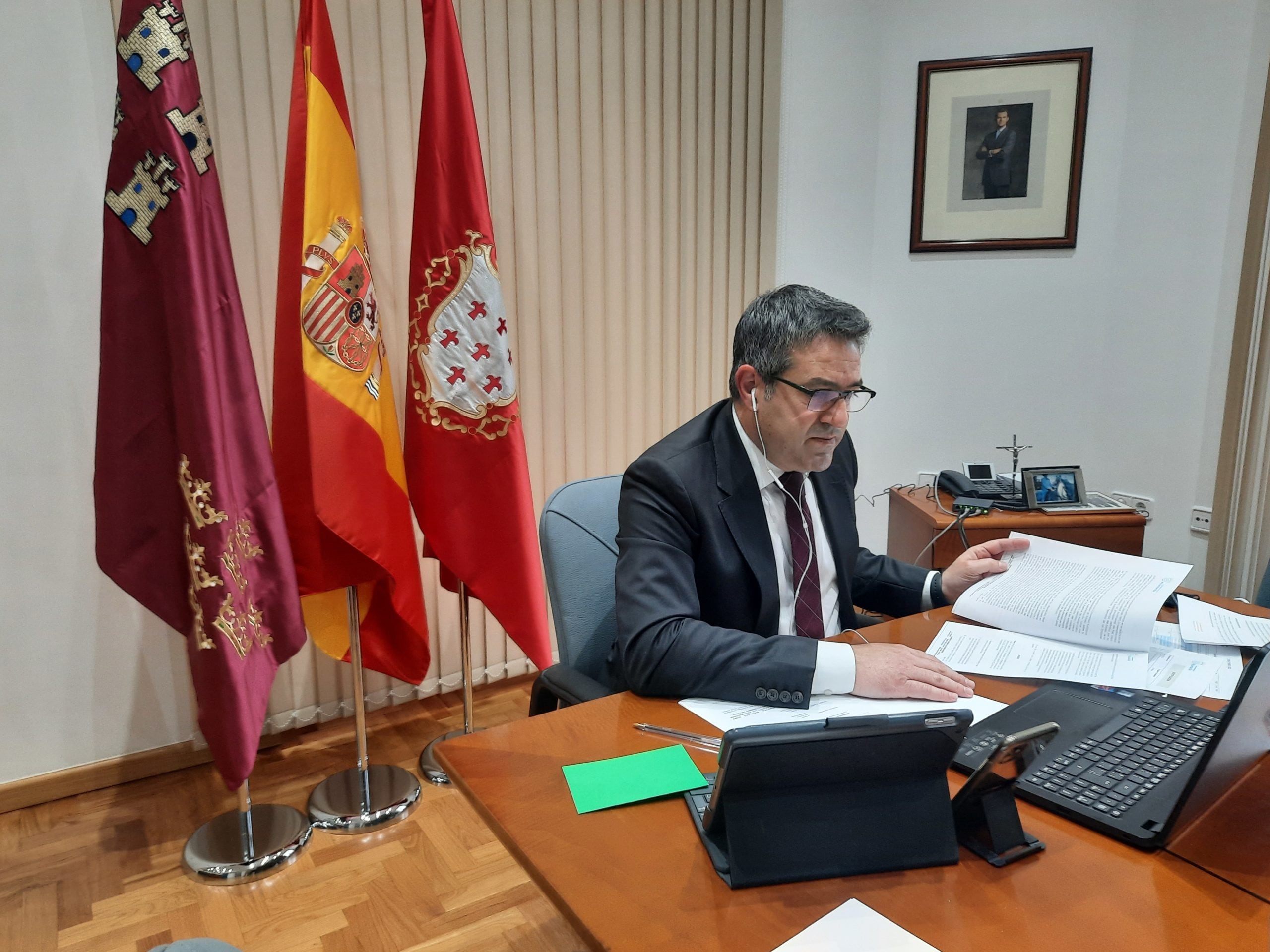 Joaquín Buendía, alcalde de Alcantarilla, sigue de forma telemática el pleno de la corporación municipal