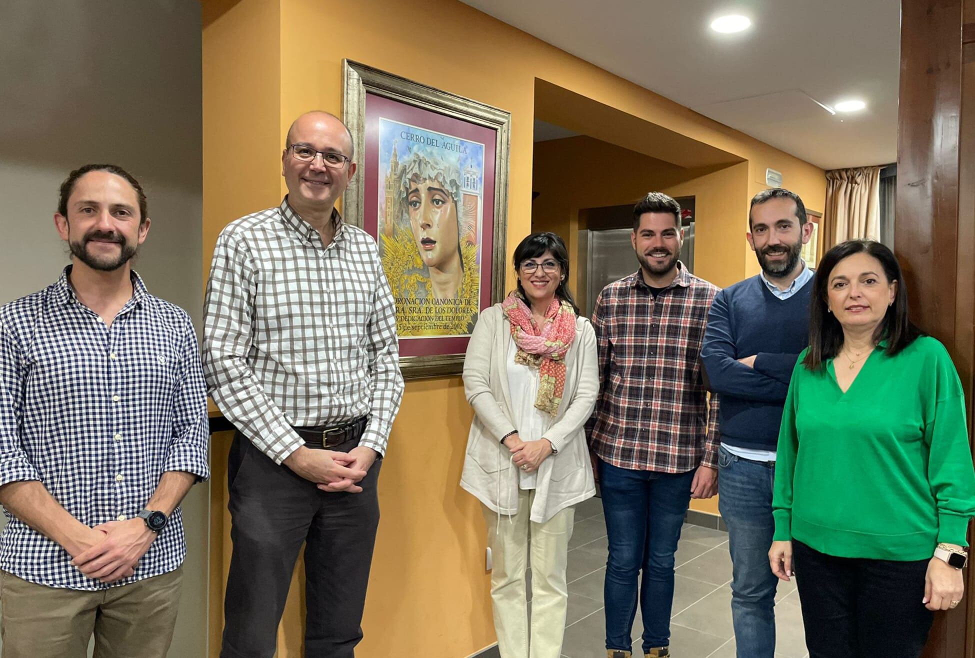 Desde la izquierda, Manuel Bayón y el hermano mayor del Cerro, Manuel Zamora, junto a miembros de la asociación Asperger Sevilla